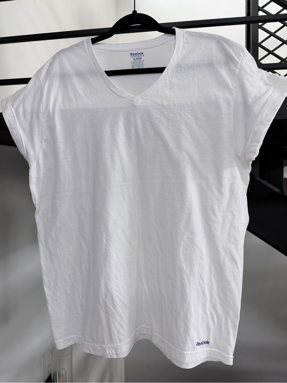 Reebok White V-Neck Tee size XL